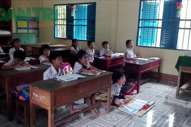 Cảm phục cậu bé 8 tuổi viết chữ bằng... chân