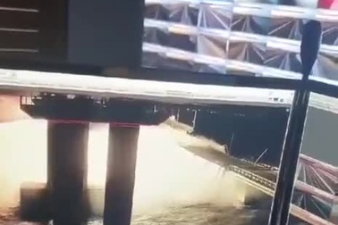 Khoảnh khắc xe bom phát nổ trên cầu Crimea