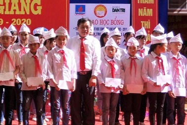 Tặng 50 triệu đồng tiền học bổng tới các em học sinh nghèo vượt khó vùng sơn cước