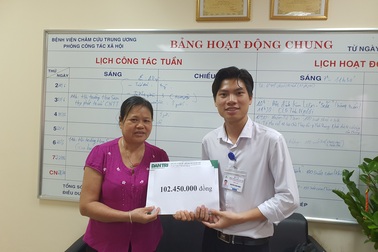 Hơn 102 triệu của bạn đọc đến với chàng trai một tay dành cơ hội cứu mẹ