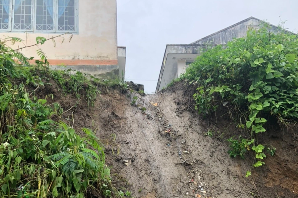 Mưa to, gió lớn, nhiều xã mất điện, nguy cơ sạt lở cao ở Bắc Tây Nguyên - 3 Mưa to, gió lớn, nhiều xã mất điện, nguy cơ sạt lở cao ở Bắc Tây Nguyên - 3