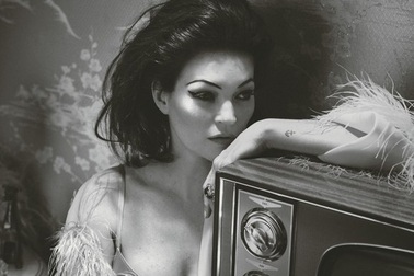 Siêu mẫu huyền thoại Kate Moss nhớ lại… nụ hôn đầu