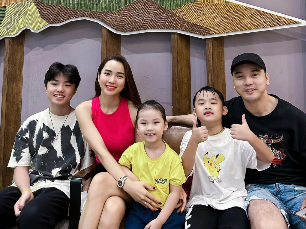 Kim Cương: Vỡ mộng khi yêu Ưng Hoàng Phúc, từng bị fan của chồng tấn công - 2 Kim Cương: Vỡ mộng khi yêu Ưng Hoàng Phúc, từng bị fan của chồng tấn công - 2