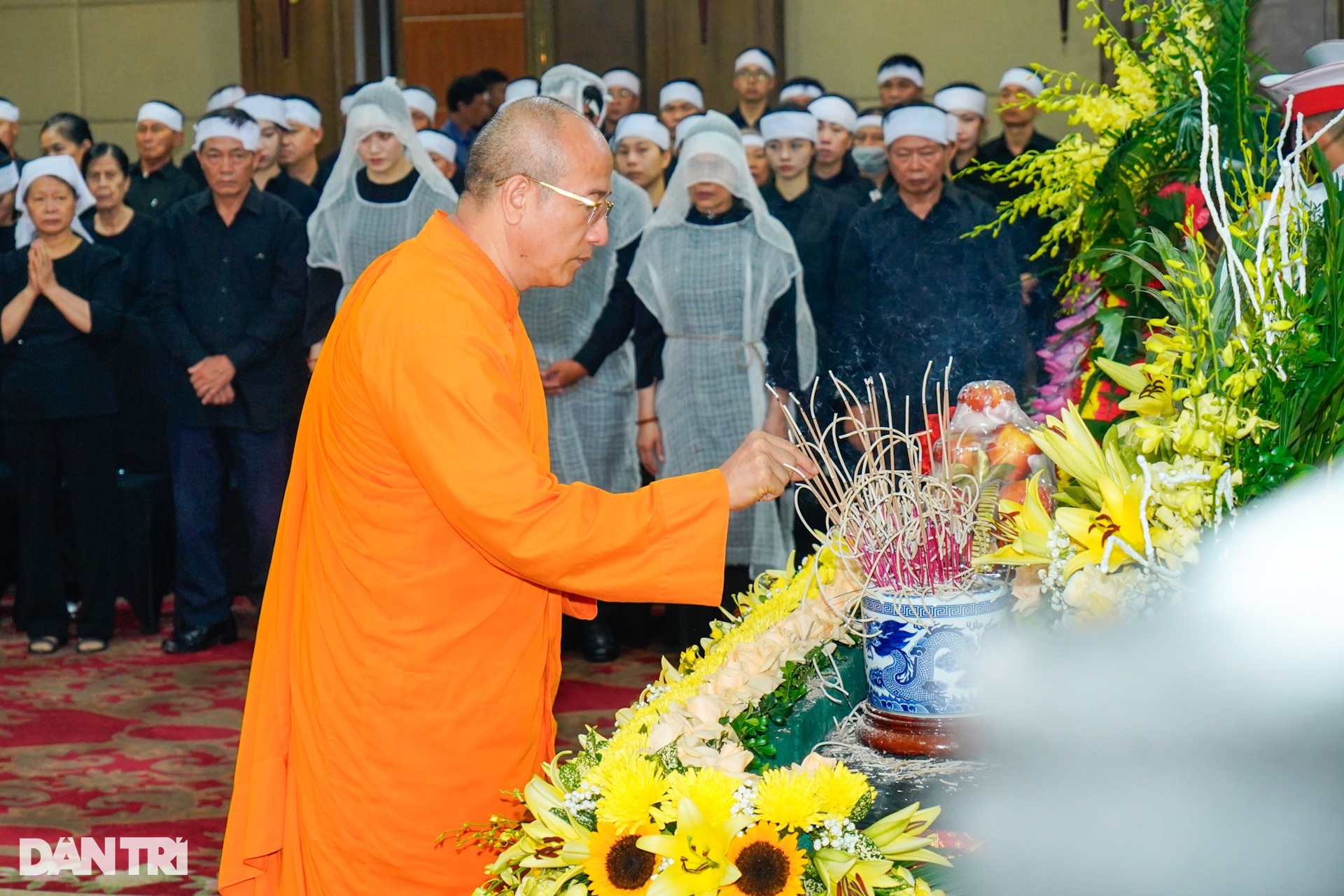 Nhiều đoàn người nối nhau chờ vào viếng Phó Thủ tướng Lê Văn Thành - 3 Nhiều đoàn người nối nhau chờ vào viếng Phó Thủ tướng Lê Văn Thành - 3