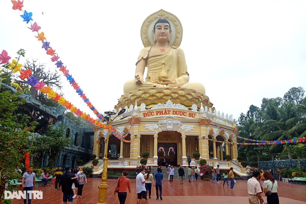 Du khách nườm nượp đổ về ngôi chùa cảnh đẹp như chốn thần tiên ở Bạc Liêu - 4 Du khách nườm nượp đổ về ngôi chùa cảnh đẹp như chốn thần tiên ở Bạc Liêu - 4