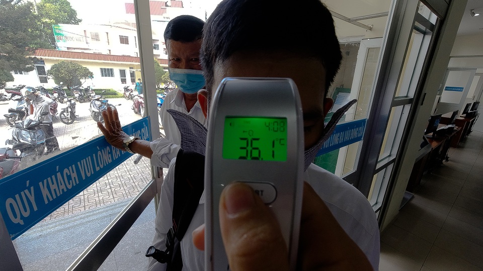 UBND quận đo thân nhiệt, phát khẩu trang cho từng người dân - 2 UBND quận đo thân nhiệt, phát khẩu trang cho từng người dân - 2
