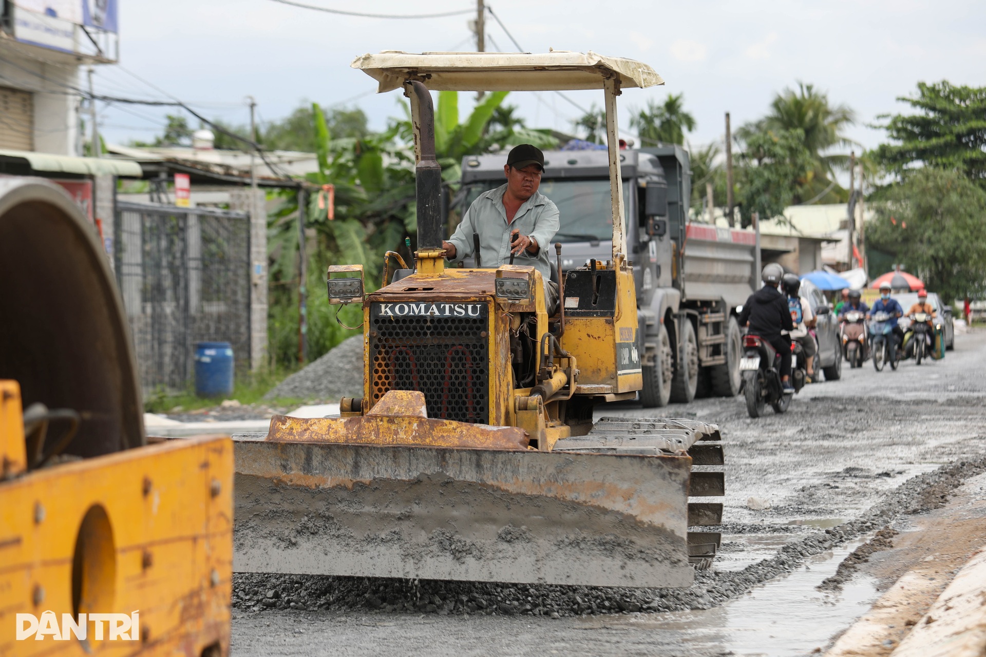 Con đường hàng trăm hố bom, vá đi vá lại sau mỗi cơn mưa ở TPHCM - 10 Con đường hàng trăm hố bom, vá đi vá lại sau mỗi cơn mưa ở TPHCM - 10