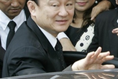 Cựu Thủ tướng Thaksin xuất hiện trong phiên tòa đầu tiên