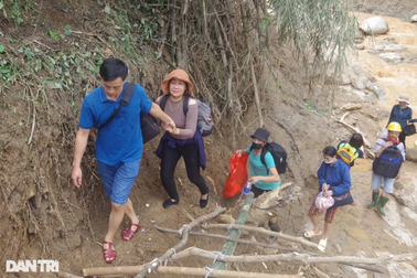 Nghệ An: Giáo viên gùi lương thực, trèo đèo trở lại trường sau cơn lũ