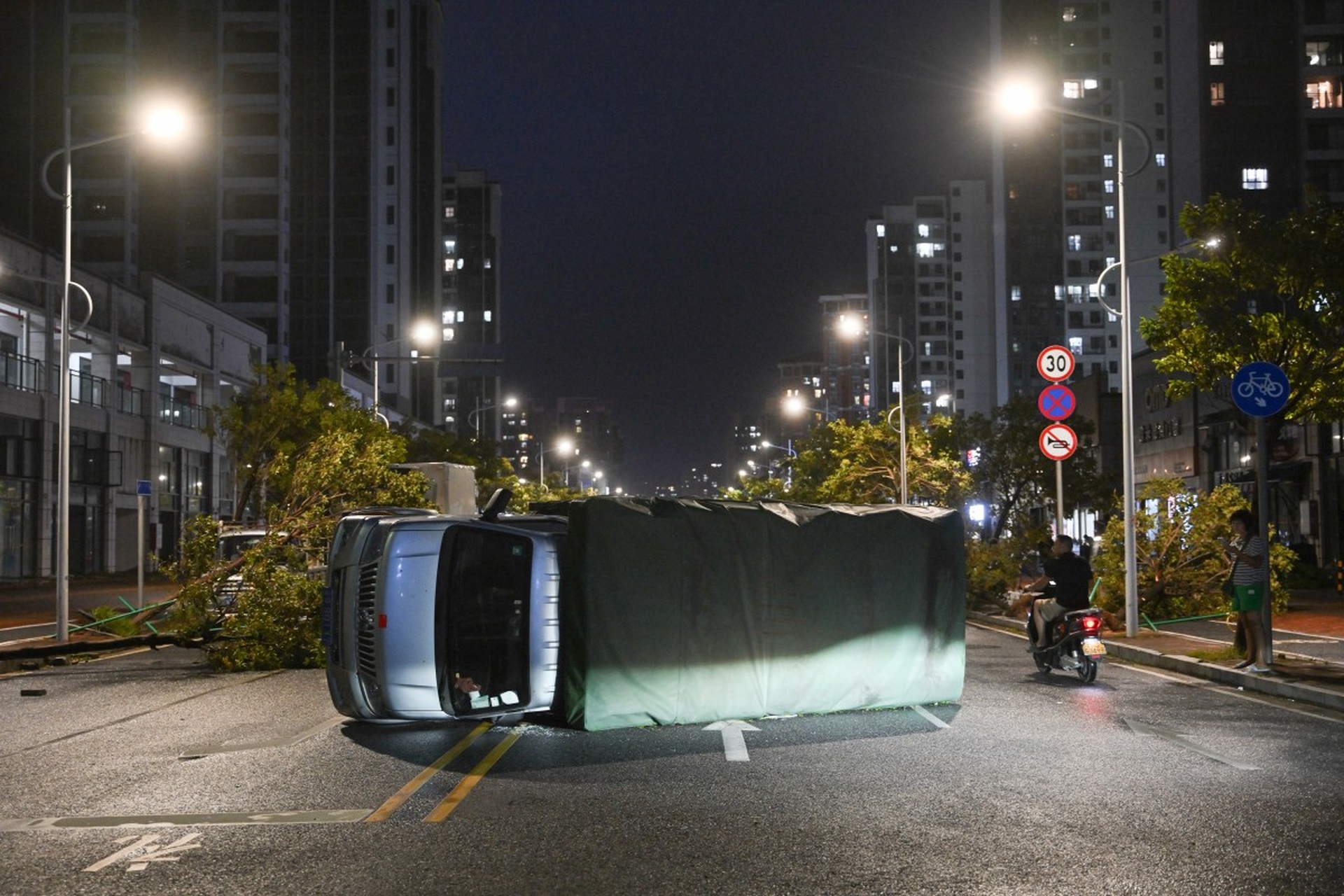 Cảnh tan hoang sau khi bão Ragasa quét qua Trung Quốc - 3