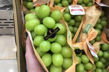 Một thùng nho mẫu đơn Nhật Bản có 9 chùm.