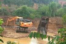 Bắc Giang: Cát tặc “moi ruột” lòng suối giữa ban ngày, Bí thư huyện uỷ nhận báo cáo láo?