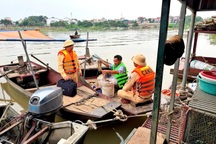 Cảnh sát đường thủy hướng dẫn người dân ứng phó với bão Wipha