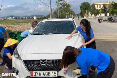 Giáo viên tận dụng giờ nghỉ trưa, tan trường để rửa xe gây quỹ vì học trò