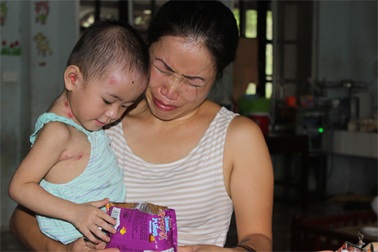 Trào nước mắt gặp lại em bé "có giòi" ở chùa Bồ Đề