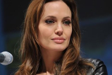 Angelina Jolie từng giả trai để trêu con