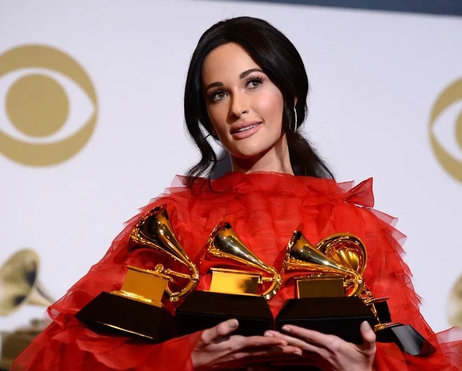 Chân dung cô gái xinh đẹp vừa thắng lớn tại lễ trao giải Grammy 2019