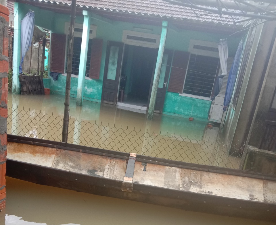 Người dân trú trên gác mái, cho lợn lên giường tránh lũ - 7 Người dân trú trên gác mái, cho lợn lên giường tránh lũ - 7