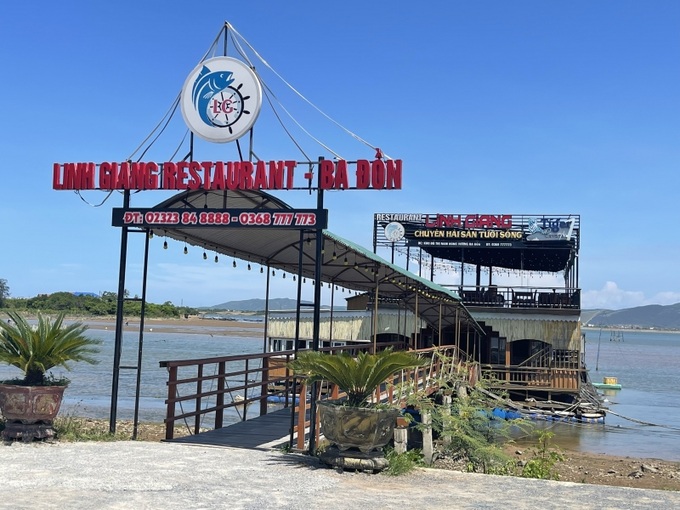 Nhà hàng nổi Linh Giang không phép, neo đậu ở tuyến đê tả sông Gianh vi phạm hành lang đê điều. (Ảnh: Trần Anh).