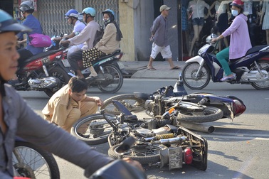 Xe “cà tàng” chạy ẩu, 2 người nhập viện