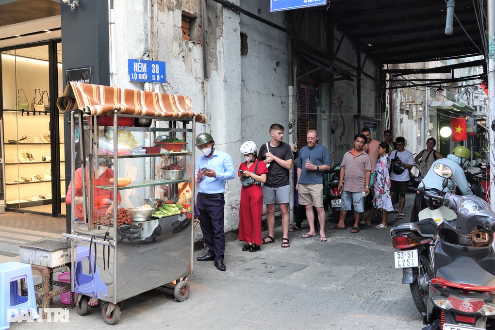 Bà chủ quán bánh mì vỉa hè tiết lộ lý do khách Tây xếp hàng dài chờ mua - 1