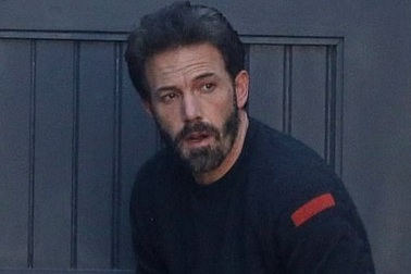 Ben Affleck "xuống sắc" sau khi chia tay "Bond-girl" kém 16 tuổi