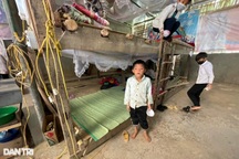 Xót xa gần một trăm học sinh nghèo nằm sạp gỗ, giường tre bám trường