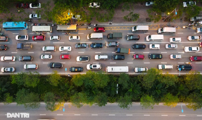 Giao thông “nghẹt thở” tại tuyến đường sắp có làn ưu tiên xe buýt - 6 Giao thông “nghẹt thở” tại tuyến đường sắp có làn ưu tiên xe buýt - 6