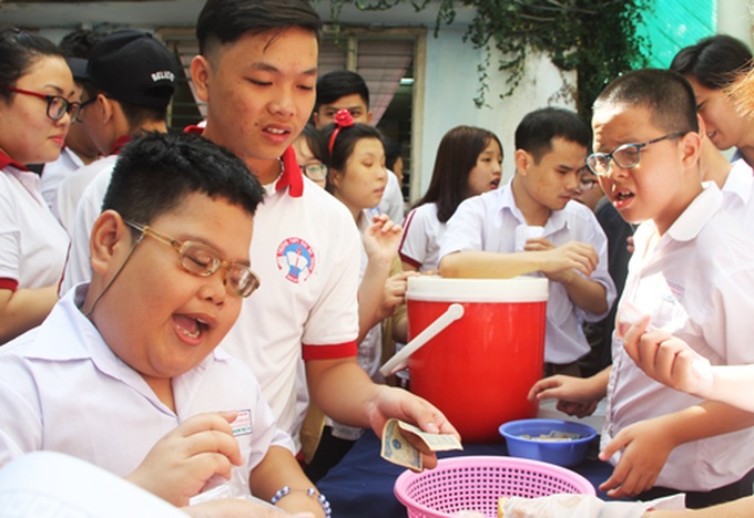 hoc-sinh-khiem-thi-o-sai-gon-hoc-di-cho-nau-an-1