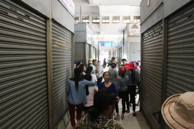 Hàng trăm tiểu thương chợ Đông Hà đồng loạt đóng quầy, nghỉ bán