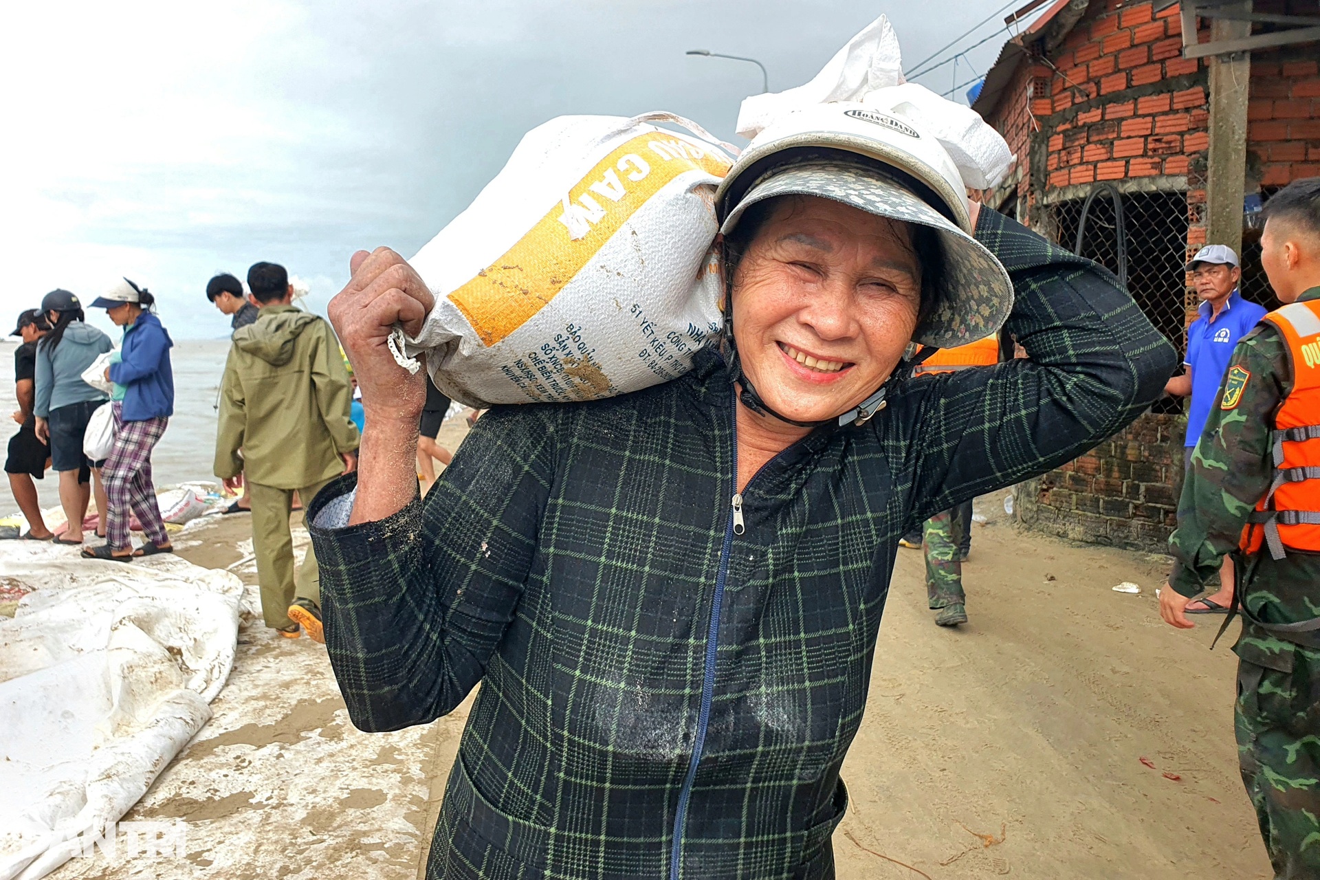 Hàng nghìn người dốc sức vá bờ kè bị lũ dữ tấn công - 5 Hàng nghìn người dốc sức vá bờ kè bị lũ dữ tấn công - 5