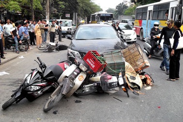 Hà Nội: Xế hộp “làm loạn” trên phố Huỳnh Thúc Kháng