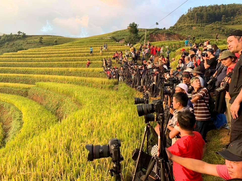 Hậu trường hàng trăm người xếp hàng chụp ảnh ruộng bậc thang Mù Cang Chải - 2 Hậu trường hàng trăm người xếp hàng chụp ảnh ruộng bậc thang Mù Cang Chải - 2
