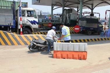 Nhiều người té ngã tại trạm thu phí cầu Đồng Nai