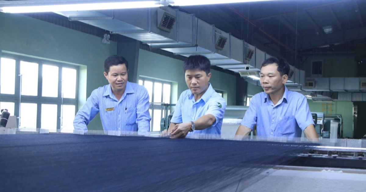 
Công nhân Đinh Đông Hải (giữa) kiểm tra kỹ thuật sau vận hành máy.
