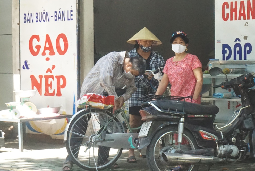 Khẩn trương tiếp tế cho cư dân bị phong tỏa tại TP Vinh - 7