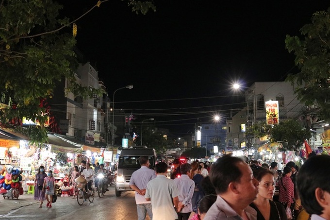 Miếu Bà Chúa Xứ “vỡ trận” ngày Tết, ai cũng đeo khẩu trang giữa đại dịch corona - Ảnh 14. Miếu Bà Chúa Xứ “vỡ trận” ngày Tết, ai cũng đeo khẩu trang giữa đại dịch corona - Ảnh 14.