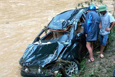 Lũ cuốn phăng xe ô tô 4 chỗ, tài xế tử vong