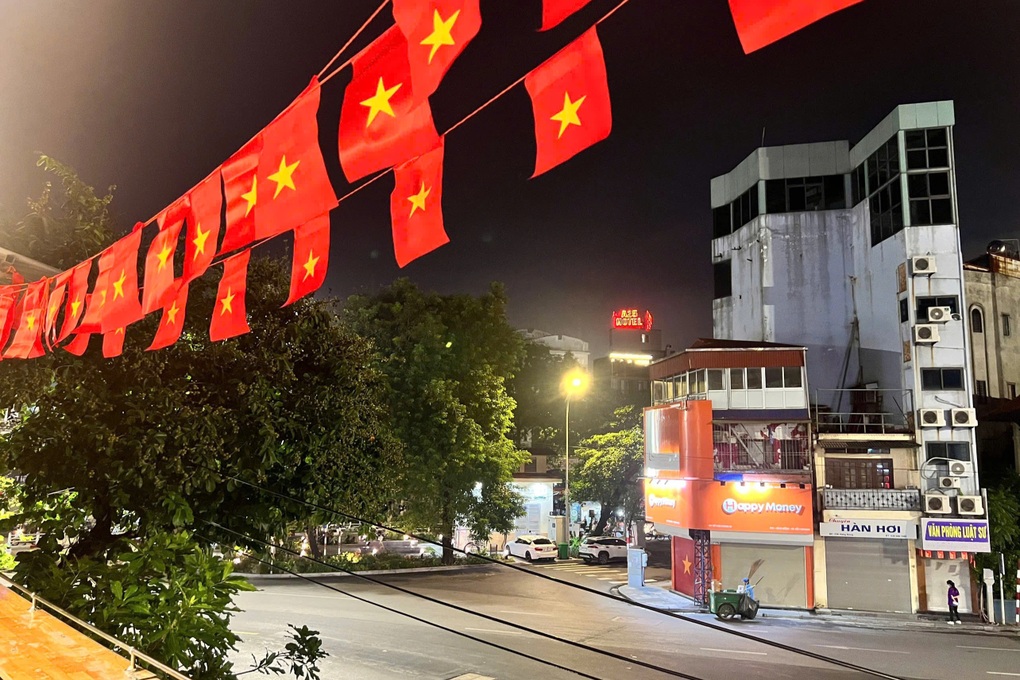 ហាងកាហ្វេដែលមានទីតាំងល្អសម្រាប់ទស្សនាក្បួនដង្ហែរ 300,000 ដុង/កៅអី ទទួលភ្ញៀវត្រឹមតែ 60 នាក់ - 3 នាក់ Quán cà phê vị trí vàng xem diễu binh: 300.000 đồng/chỗ, chỉ nhận 60 khách - 3