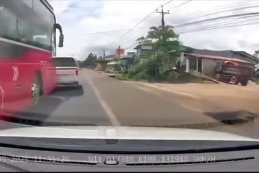 Xe khách vượt ẩu tông vào đuôi ô tô cùng chiều