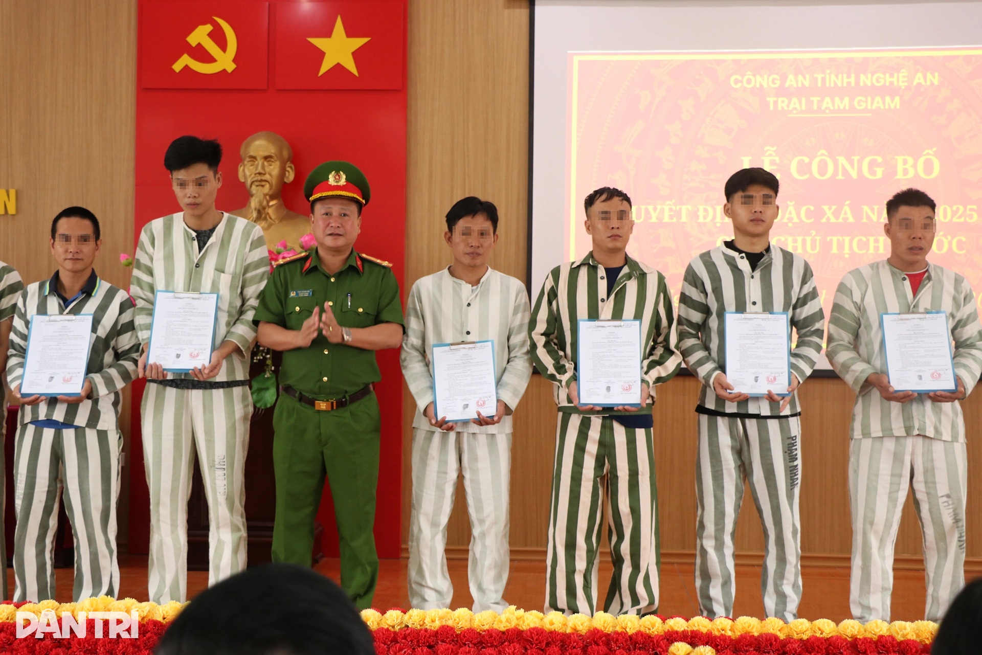 Cái ôm của chàng sinh viên sa chân vào vòng lao lý ngày được đặc xá - 3