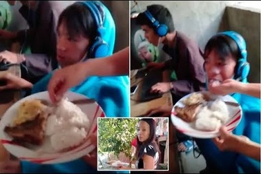 Quý tử nghiện game, mẹ đứng cạnh bón cho ăn