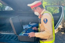 Chở quá tải gần 300%, tài xế bị phạt tiền và trừ 10 điểm giấy phép lái xe