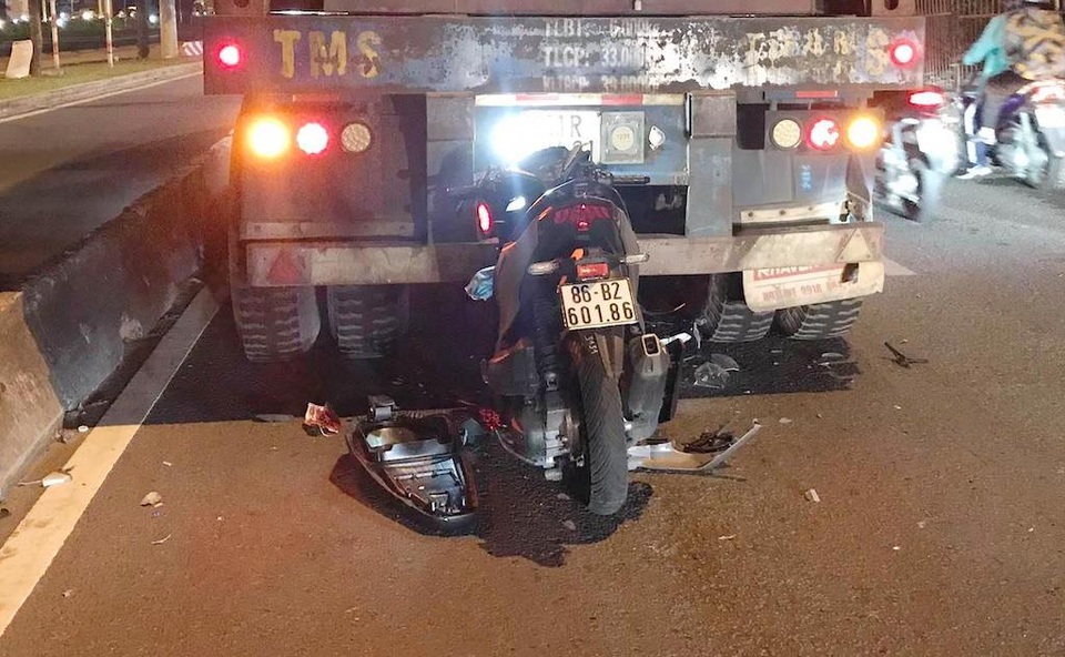 Xe máy gãy gập khi cắm thẳng vào đuôi xe container - 1 Xe máy gãy gập khi cắm thẳng vào đuôi xe container - 1