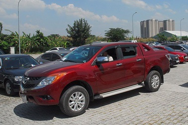 Ô tô bán tải tăng giá khủng vì thuế, phí