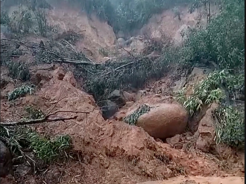 Đất đá vùi lấp tuyến đường vào khu nghỉ dưỡng cao cấp - 1 Đất đá vùi lấp tuyến đường vào khu nghỉ dưỡng cao cấp - 1