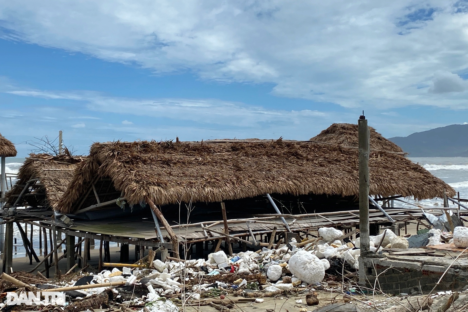 Người dân thất thần nhìn tài sản bị bão cuốn bay - 7 Người dân thất thần nhìn tài sản bị bão cuốn bay - 7