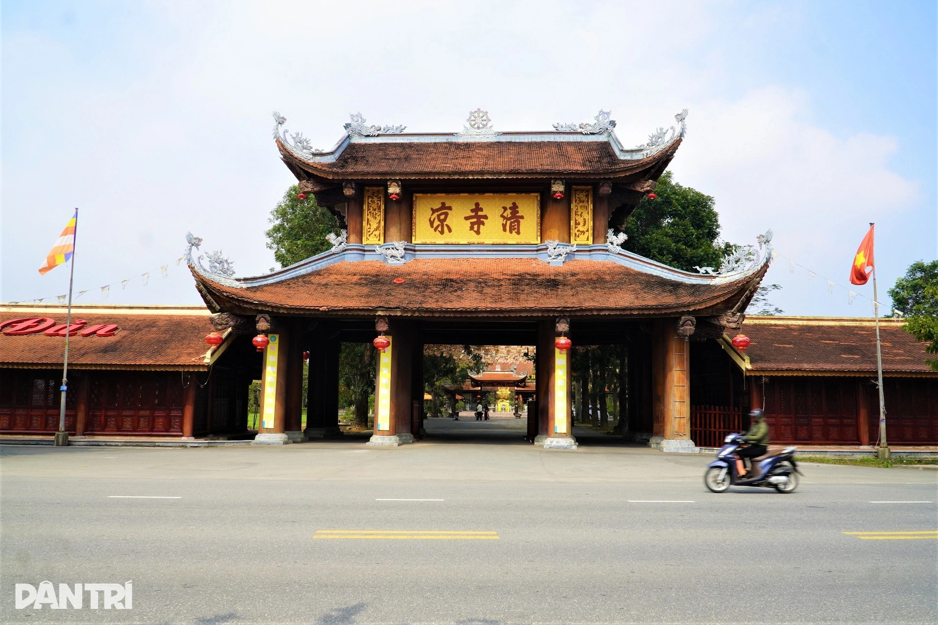Ngôi chùa có cổng tam quan siêu khủng trở thành điểm check-in hot dịp Tết - 7 Ngôi chùa có cổng tam quan siêu khủng trở thành điểm check-in hot dịp Tết - 7