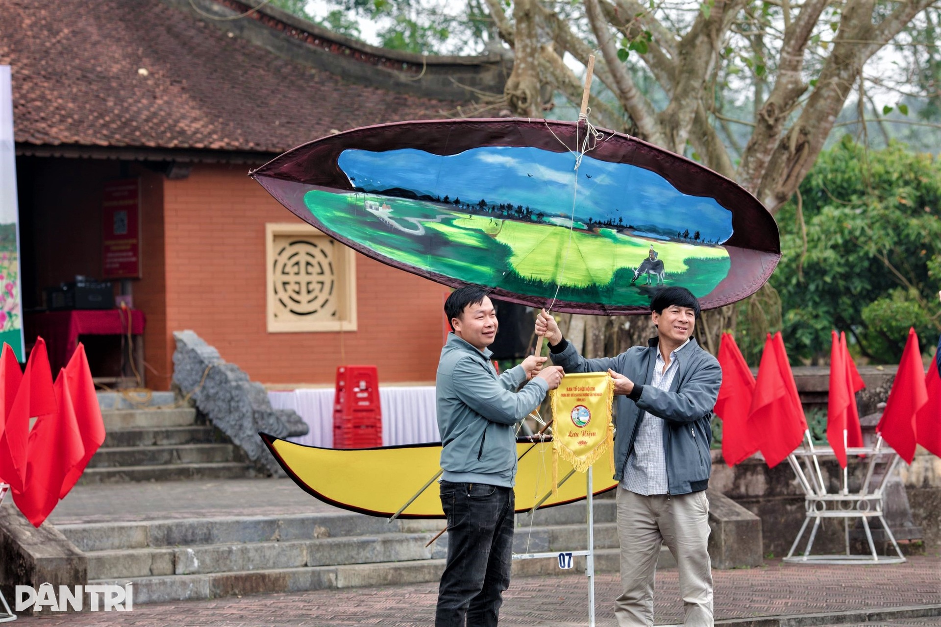 Diều sáo khủng khoe sắc tranh tài trong lễ hội Hải Thượng Lãn Ông - 2 Diều sáo khủng khoe sắc tranh tài trong lễ hội Hải Thượng Lãn Ông - 2