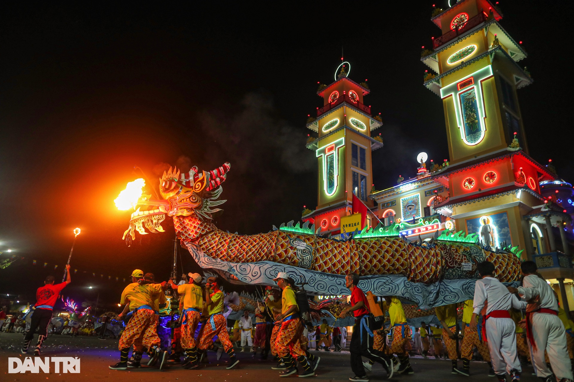 Biển người đội mưa, chen chân xem rồng phun lửa ở Tòa thánh Tây Ninh - 10 Biển người đội mưa, chen chân xem rồng phun lửa ở Tòa thánh Tây Ninh - 10
